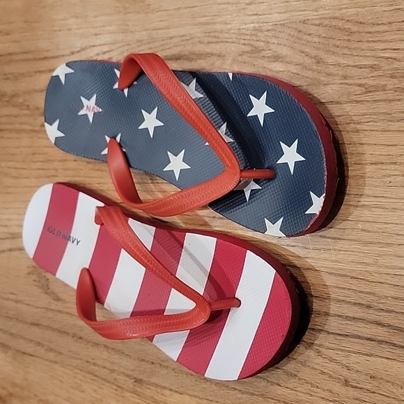 Gently Used Old Navy Men's Red White and Blue US Flag Flip Flops Thong Sandals - Picture 2 of 3